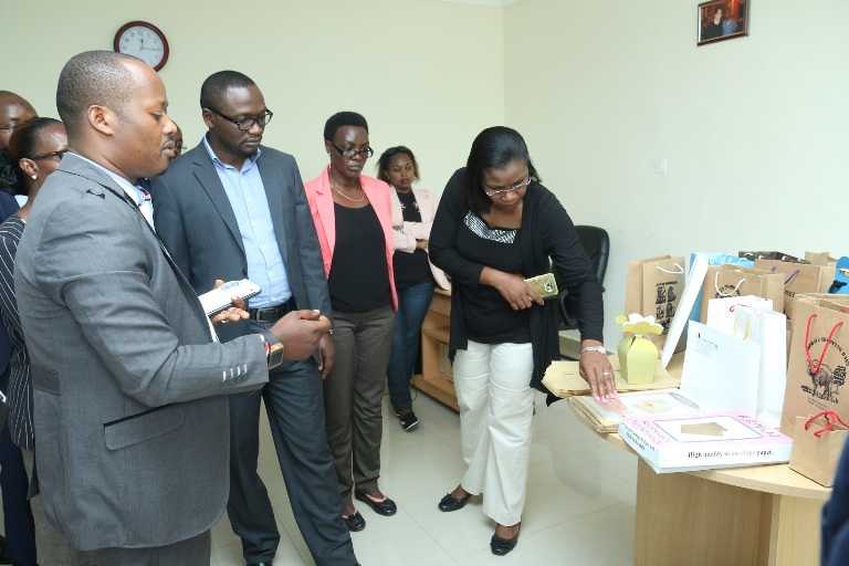 Umuyobozi w'uruganda Real Packaging Manufacture Ltd asobanurira bashyitsi uko rukora ambaraje titwarwamo ibintu 