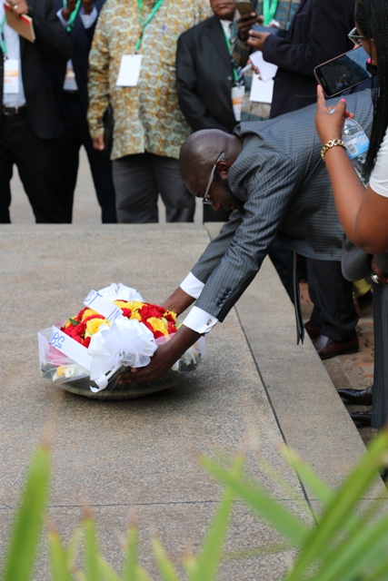 Umuyobozi wa ACP Press Club ashyira indabo ku mva