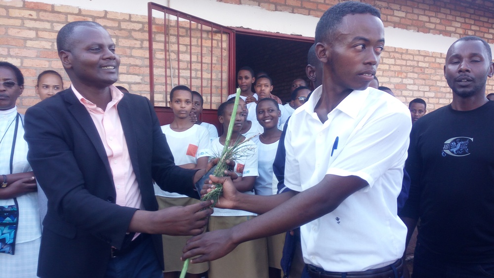 Umuyobozi wa Butare Catholique amaze kwakira inkuyo yayishyikirije abanyeshuri bari bazanye