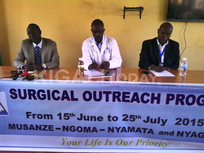 Umuyobozi wa CHUK (ibumoso), Umuyobozi w'Ibitaro bya Ruhengeri (hagati) n'umukozi wa MINISANTE.