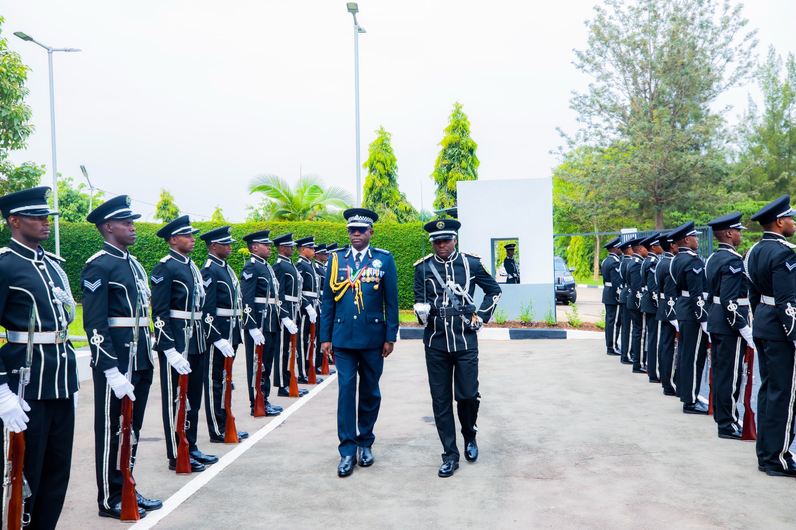 Umuyobozi wa Polisi ya Gambia ubwo yari ageze ageze cyicaro gikuru cya Polisi y