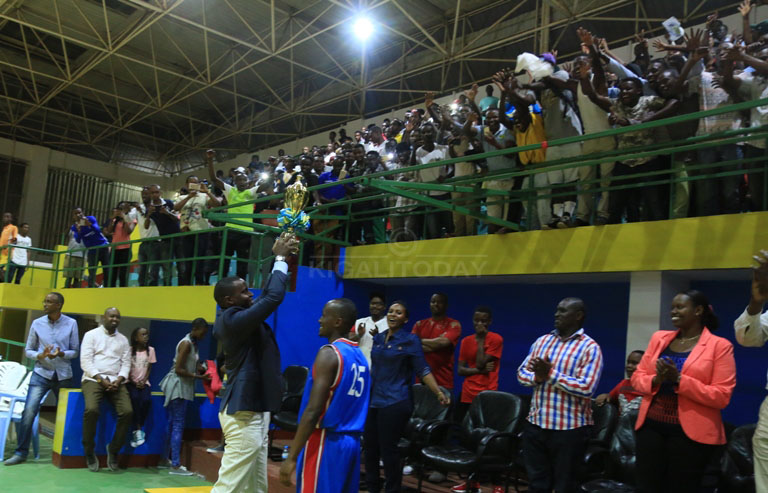 Umuyobozi wa IPRC-Kigali yahawe igikombe ikipe ye yatsindiye akereka abafana 