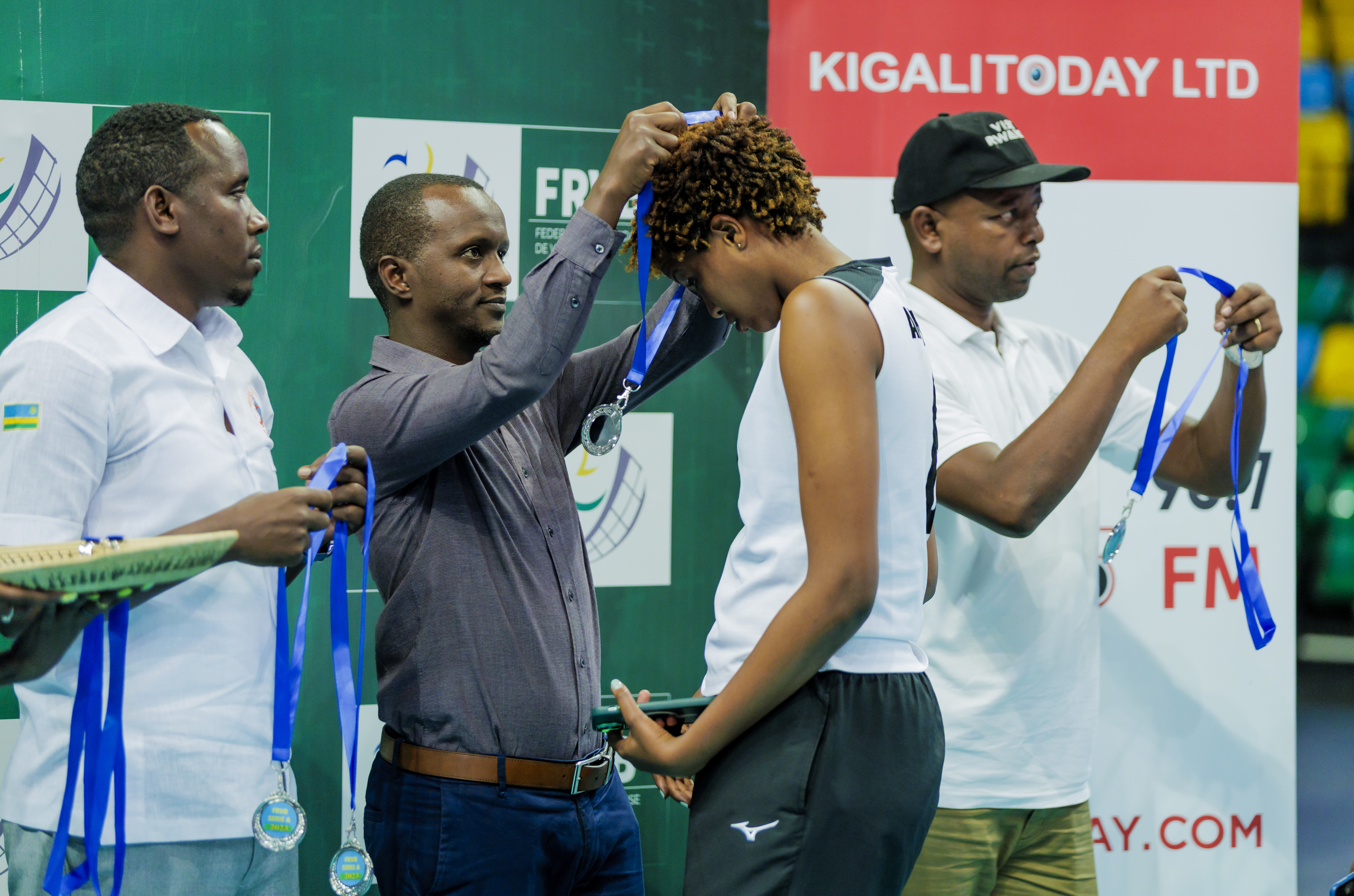 Umuyobozi wa Kigali Today (yerekanye iyi mikino) ni umwe mu bambitse imidari amakipe yitwaye neza