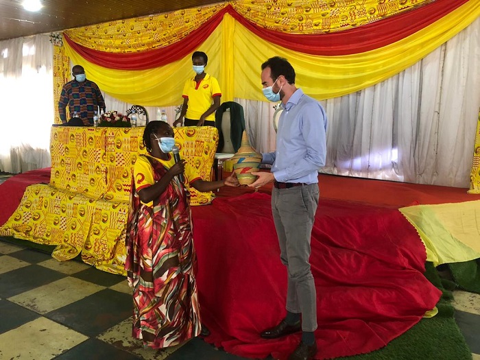 Umuyobozi wa Skol, Thibault Relecom, yahawe impano zitangukanye