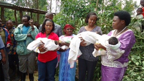 Umuyobozi wungirije muri RAB na mayor wa Musanze bateruye abana.