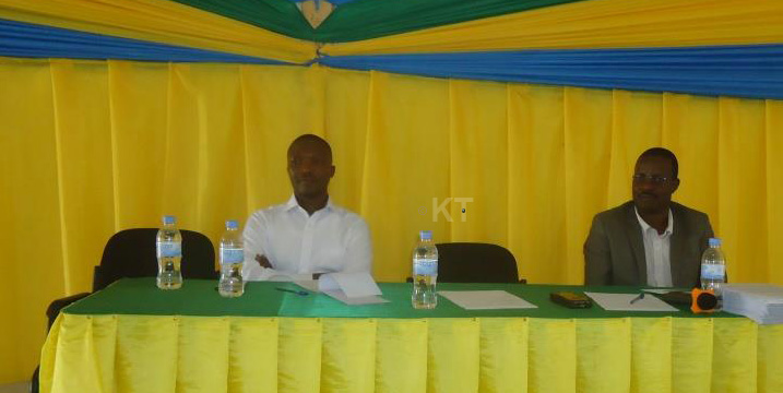 Umuyobozi wungirije ushinzwe imibereho y'abaturage, wambaye ishati y'umweru, avuga ko iki kibazo bagihagurukiye 