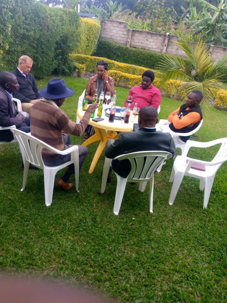 Mbere yo gusubizwa ubutaka bwabo Hendrik yabanje kugirana imishyikirano n'abo baturage ngo abahe ikiguzi cy'ubutaka yabambuye baramuhakanira