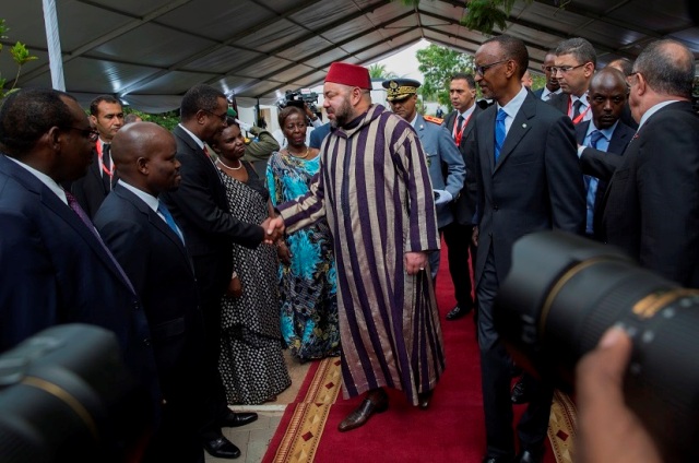 Umwami Muhamed aramutsa abayobozi bakuru b'igihugu