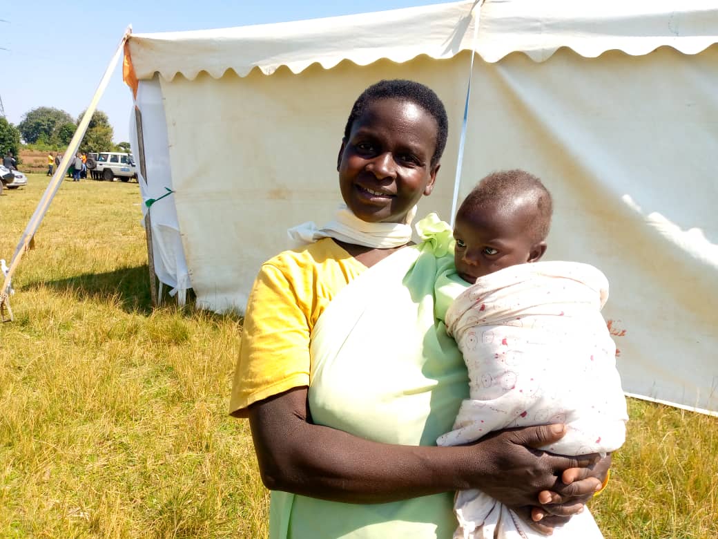 Uyu mubyeyi yigishijwe kwita ku mwana, bituma akira bwaki