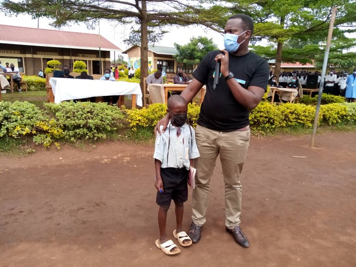 Umuyobozi w'Ihuriro ry'Abanyeshuri Intagamburuzwa yemereye uyu mwana imyenda y'ishuri