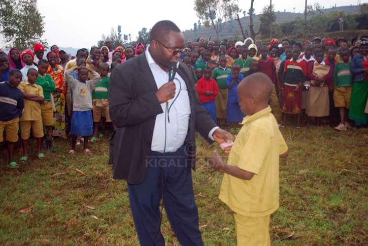 Nyuma yo kuvuga umuvugo uwo mwana yahawe ishimwe rya 5000RWf