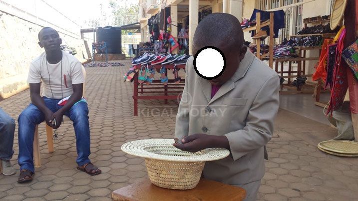 Iyo amaze kubwiriza abantu bamuha amafaranga. Hano yari arimo abara ayo bamuhaye. 