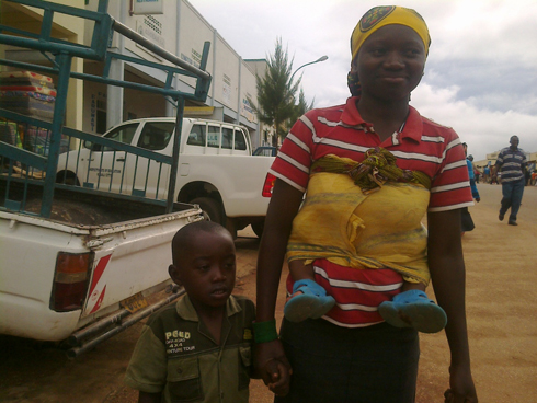 Nyirasenge w'umwana umutima wamaze gusubira mu gitereko araseka. (Foto: Jean Pierre Twizeyeyezu)