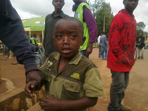 Uwo mwana yarize amarira menshi azana n