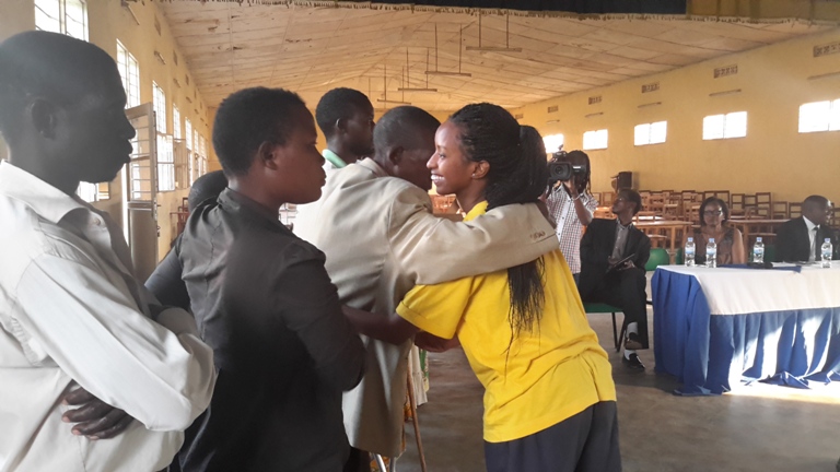 Umwana wo muri Victory Secondary School asuhuzanya n'umuturage yishyuriye Mitiweri