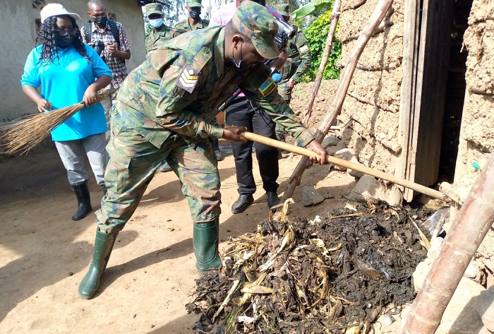 Abageze muri uru rugo batunguwe no gusanga abantu baba mu nzu irimo umwanda ukabije