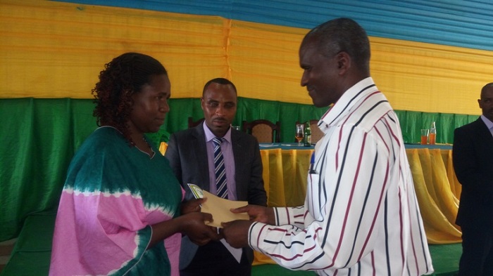 Abarimu bahize abandi mu bigo bakoramo babiherewe ibyemezo by'ishimwe n'ibahasha irimo amafaranga 