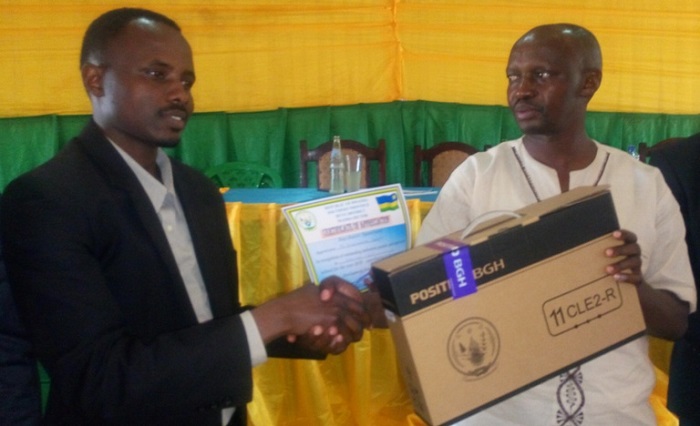 Umwarimu w'indashyikirwa mu murenge wa Ngoma ashyikirizwa mudasobwa 