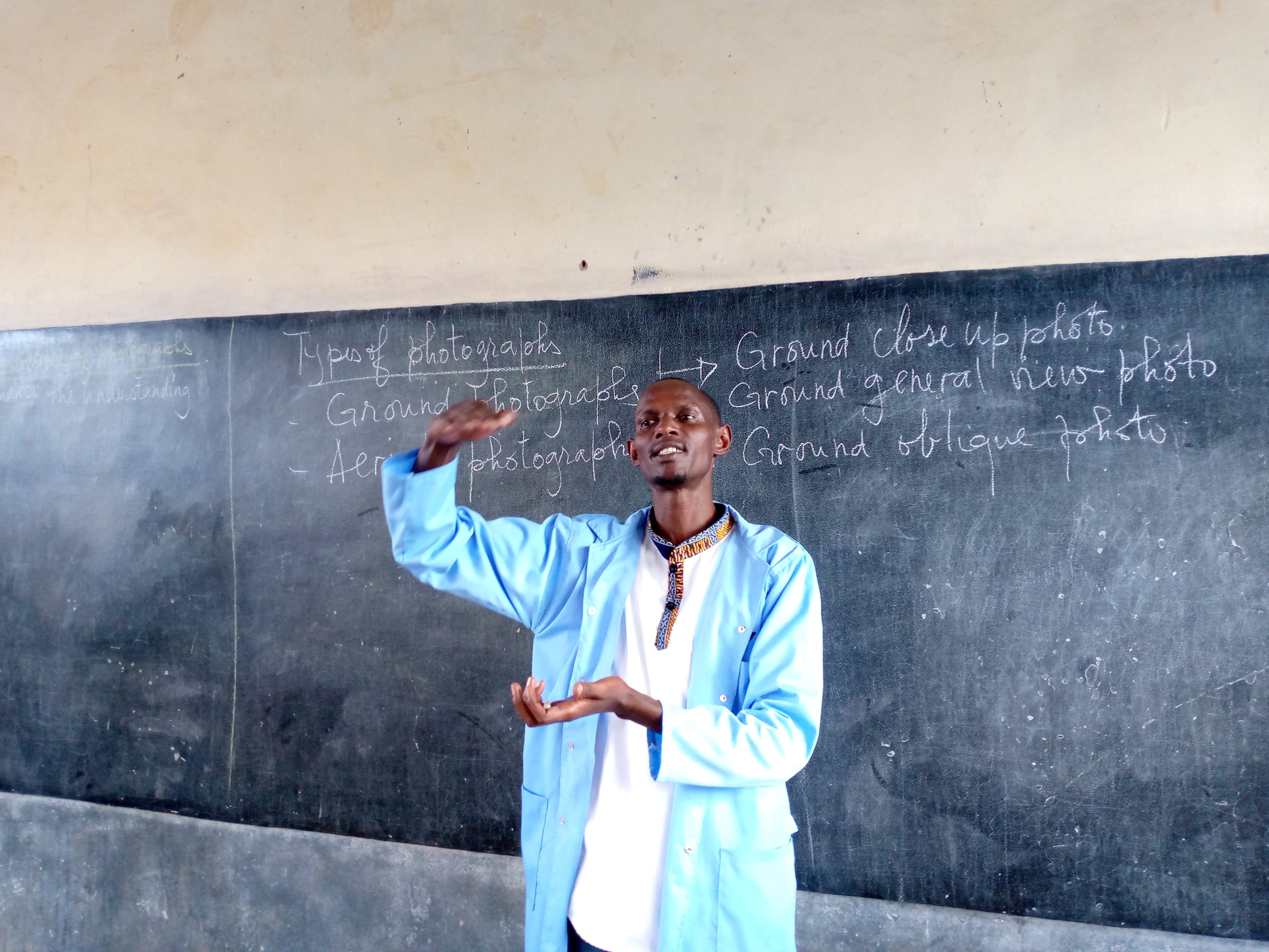 Umwarimu wigisha abanyeshuri bavanzemo abafite ubumuga n'abatabufite