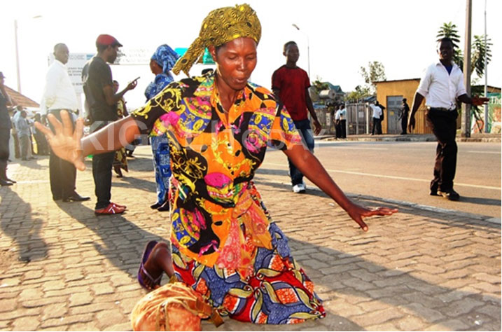 Umwe mu bagore bakora ubucuruzi bwambukiranya umupaka ubwo yari amaze kwamburirwa Goma.