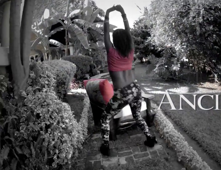 Umwe mu bakobwa babyina mu ndirimbo "Ancilla".