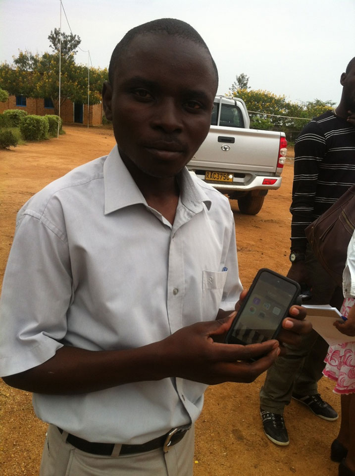 Umwe mu barimu bahawe iPod arerekana uburyo ikora.