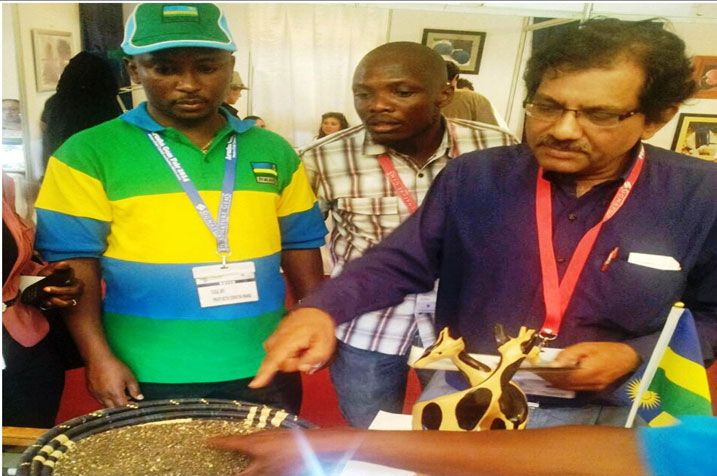 Umwe mu basuye amabuye y'agaciro aturuka mu Rwanda, kuri sitandi y'imurikagurishwa ribera mu mujyi wa Arusha muri Tanzania.