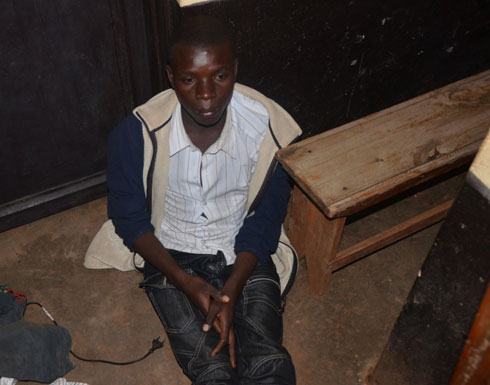 Umukwabu wamufashe arimo kwiba.