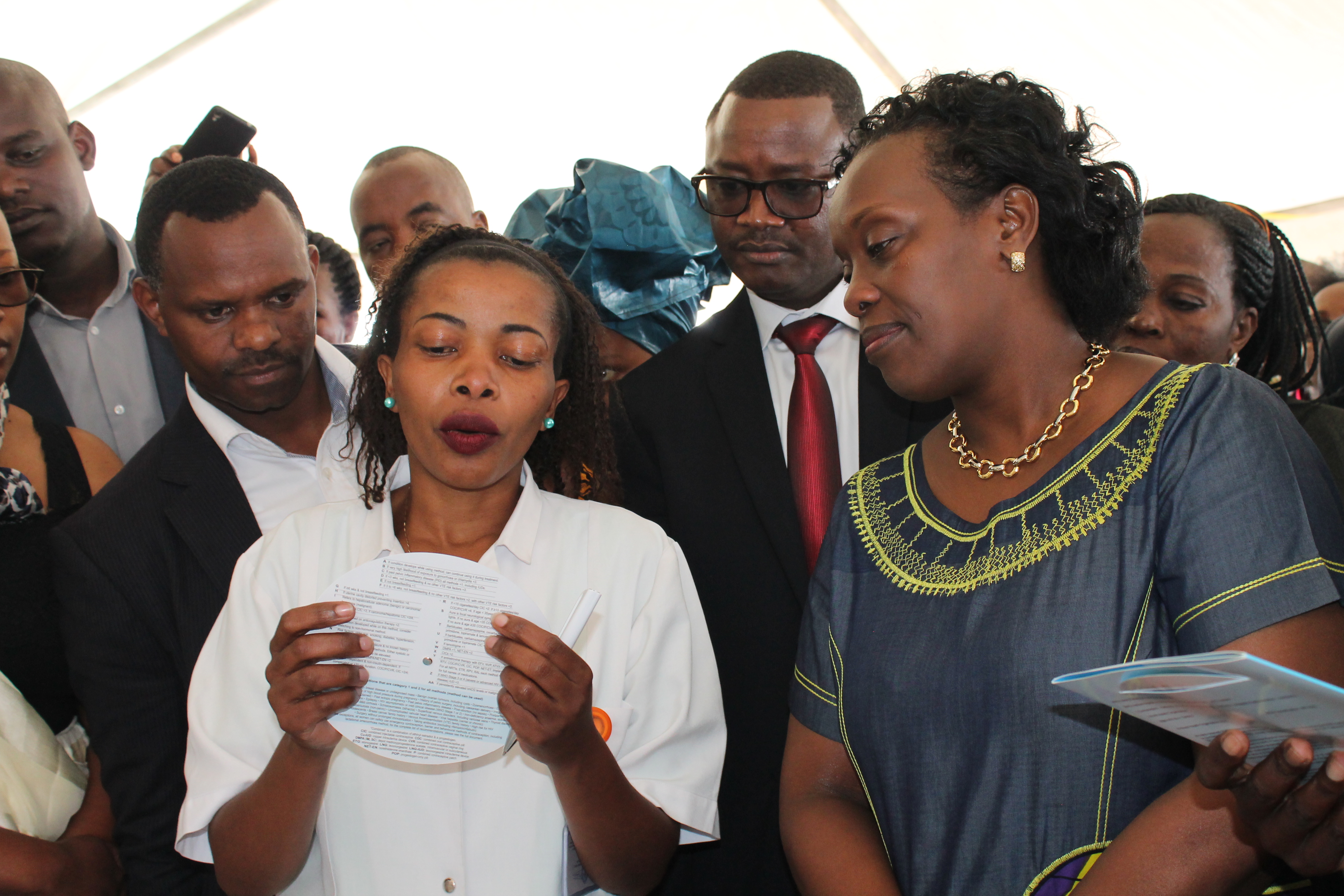 Umwe mu baforomo yerekana bimwe mu byo bakora