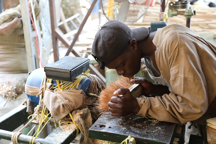 Umwe mu bagabo babafasha mu kazi ko gukoresha imashini