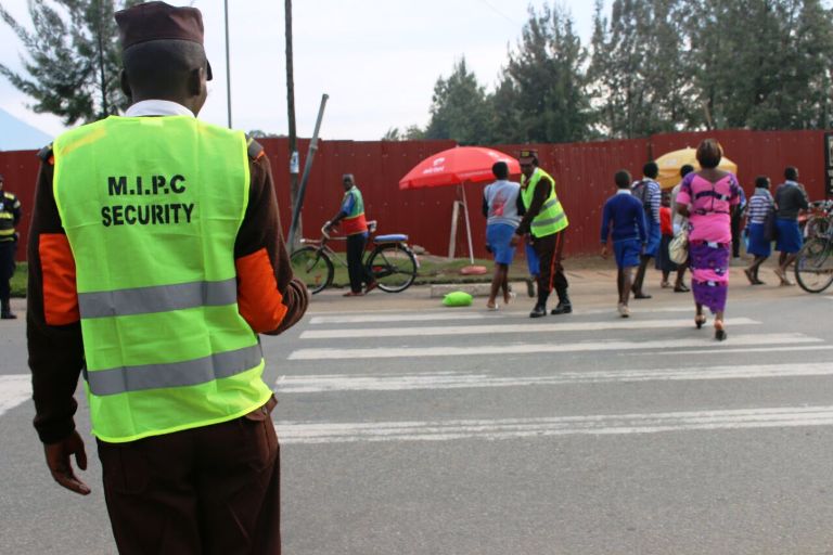 Umwe mu bahuguriwe kwambutsa abanyeshuli mu mujyi wa Musanze