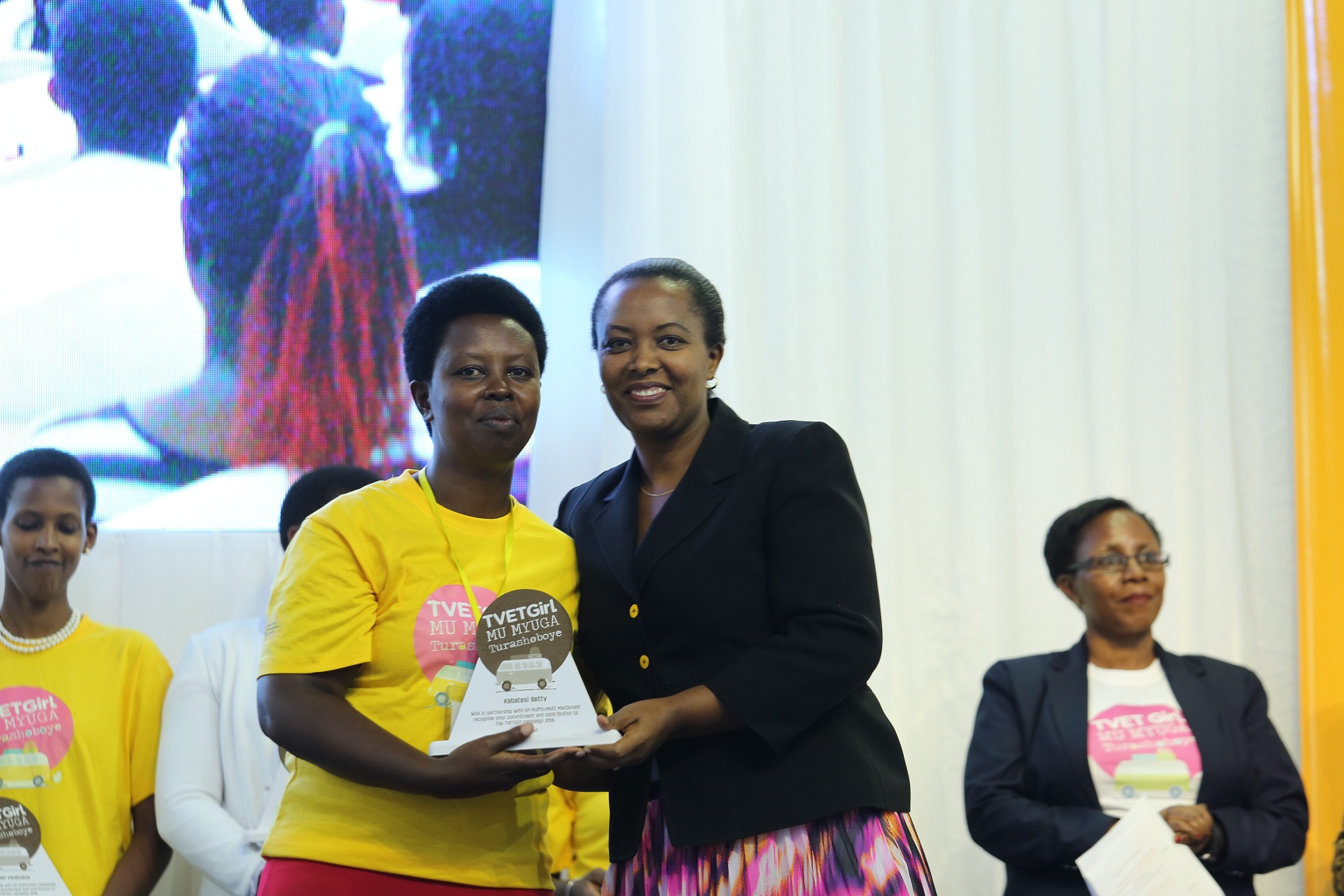 Umwe mu bakobwa b'ikitegererezo ahabwa igihembo muri ibi birori