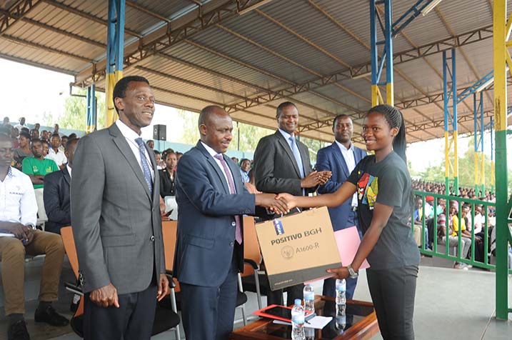 Umwe mubanyeshuri ahabwa mudasobwa