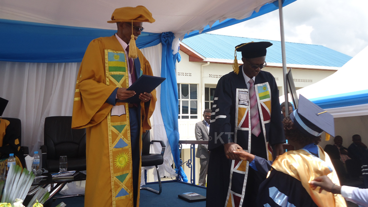 Umwe mu barangije ahabwa impamyabumenyi yo mu cyiciro cya gatatu cya Kaminuza