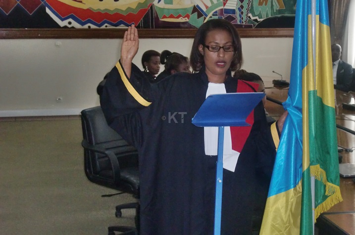 Umwe mu bashinjacyaha bashya ari kurahirira kuzubahiriza inshingano ze.