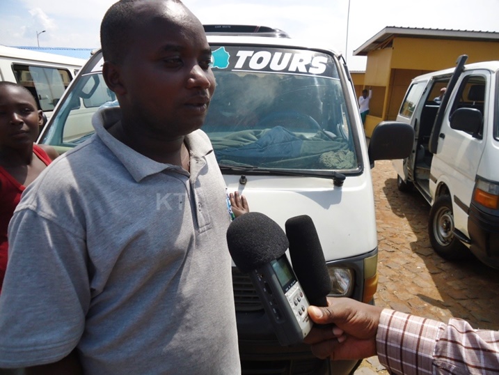 Umwe mubashoferi utwara imodoka ya EXEL iva i Nyamata ijya i Kigali.