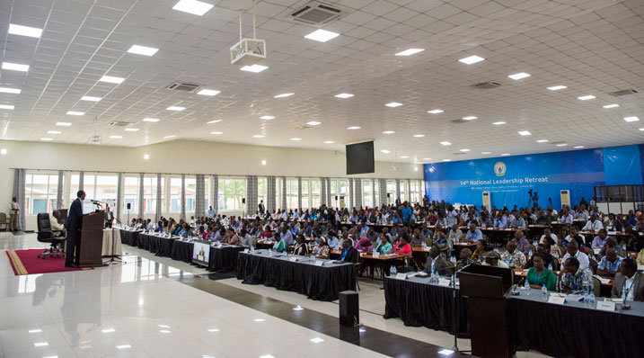 Perezida Kagame yabwiye abayobozi bari mu Mwiherero gukorera hamwe 