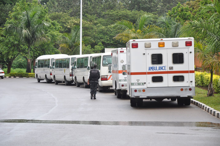 Abayobozi iyo bagiye mu mwiherero basiga imodoka zabo bakagenda muri bisi.