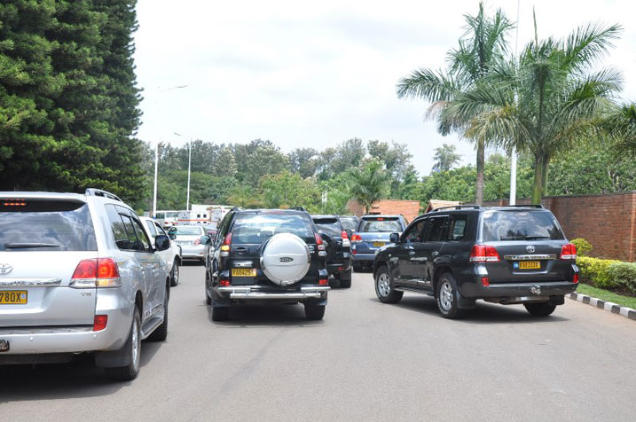 Imodoka z'abayobozi zabagezaga ku biro bya Minisitiri w'Intebe aho bafatiye bisi zibajyana mu mwiherero.