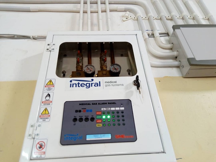 Umuka ugera mu cyumba cyakira indembe zihutirwa unyuze muri iyi miyoboro