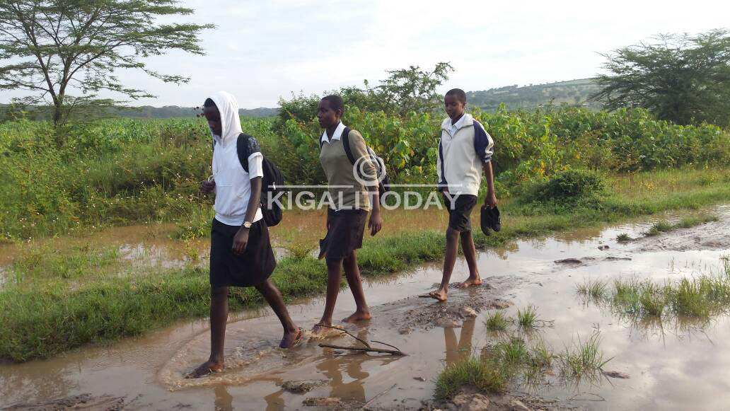 Ntibyorohera abana kujya kwiga kubera ko inzira banyiramo yuzuye amazi