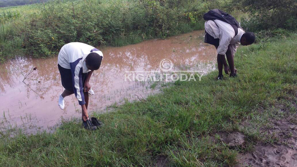 Batwara inkweto mu ntoki bakazambara bageze ahatari amazi