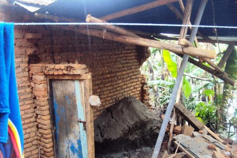 Igice kimwe cy'inzu y'umusaza Umusaza Harelimana Leopold cyaguye