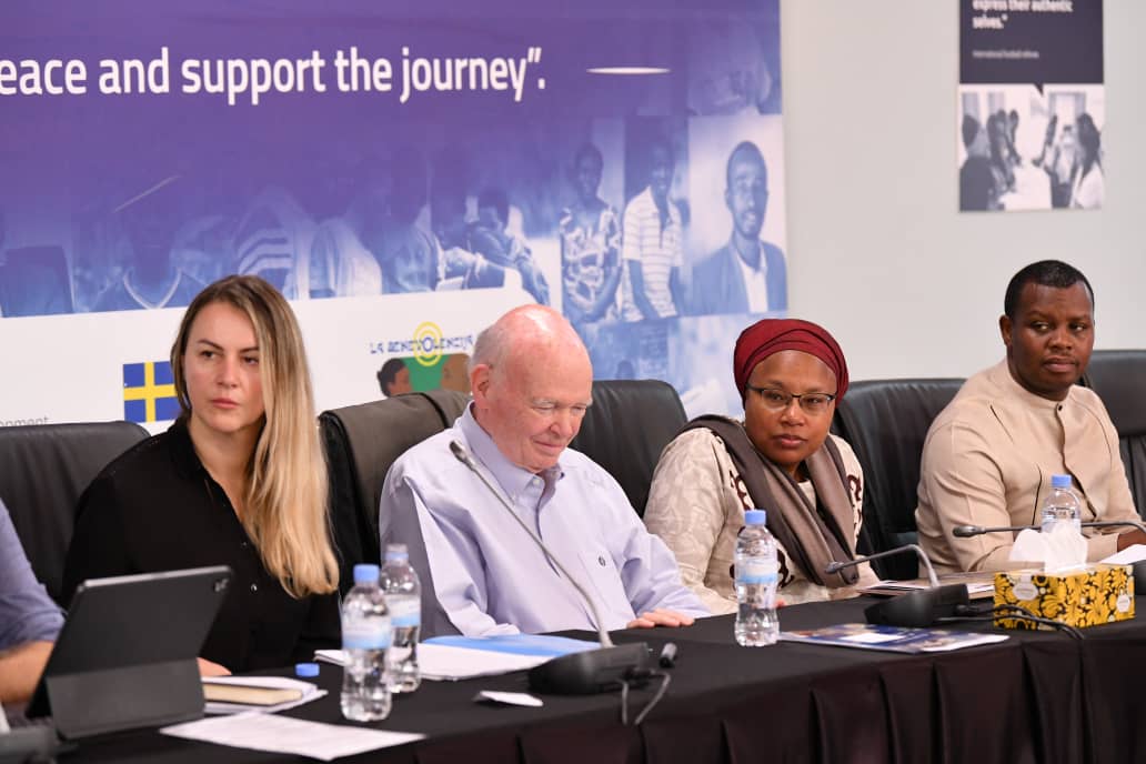 Umuyobozi Mukuru wa Aegis Trust (hirya iburyo) na Alice Wairimu Nderitu iruhande rwe (uwa kabiri uturutse iburyo)