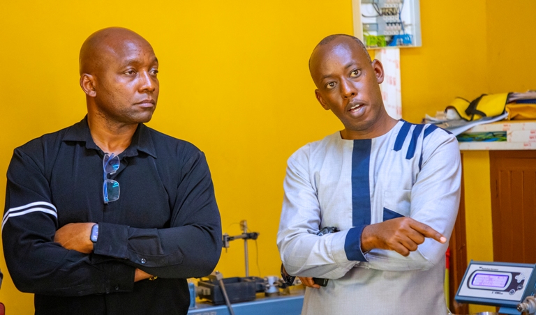 Umuyobozi w'Akarere ka Huye Ange Sebutege (iburyo), hamwe na Maxwell Gomera