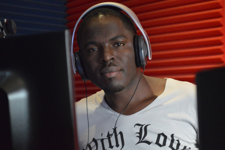 Umuhanzi Uncle Austin ntiyishimiye amashusho ari muri video "Too Much"