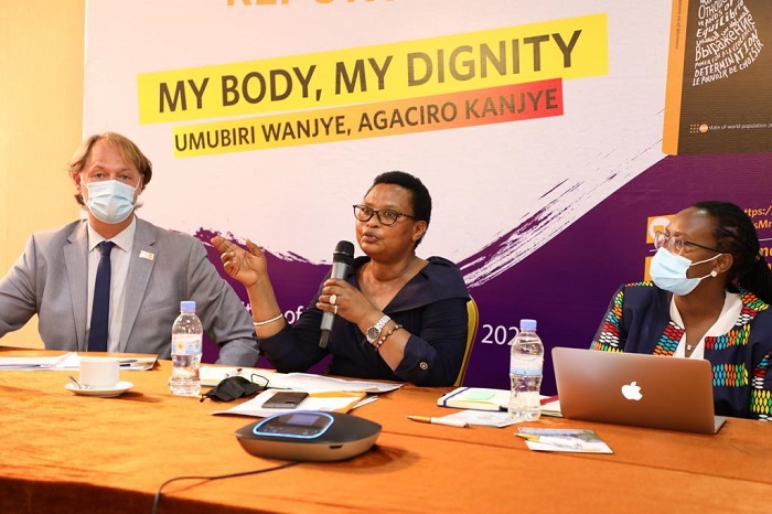 Mark Bryan Schreiner uyobora UNFPA mu Rwanda (ibumoso), Depite Nyirabega Euthalie (hagati), hamwe na Batamuliza Mireille ushinzwe iterambere ry'umuryango no kurengera abana muri MIGEPROF batanze ibiganiro ku buryo abagore bagira uruhare ku gufata ibyemezo ku buzima bw'imyororokere