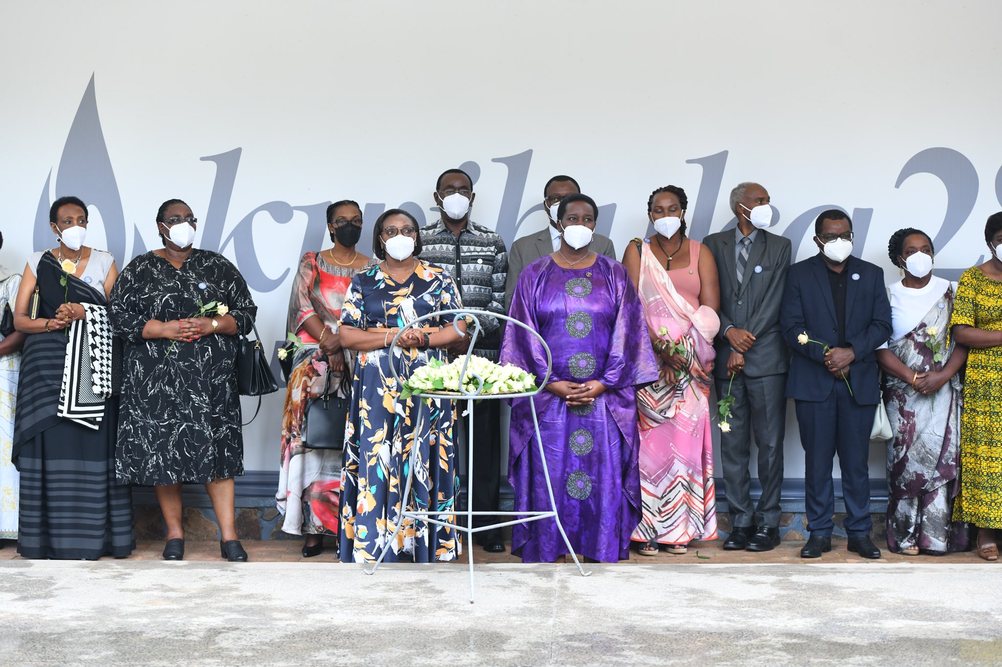 Muri iki gikorwa abanyamuryango ba Unity Club Intwararumuri bashyize indabo aharuhukiye imibiri y