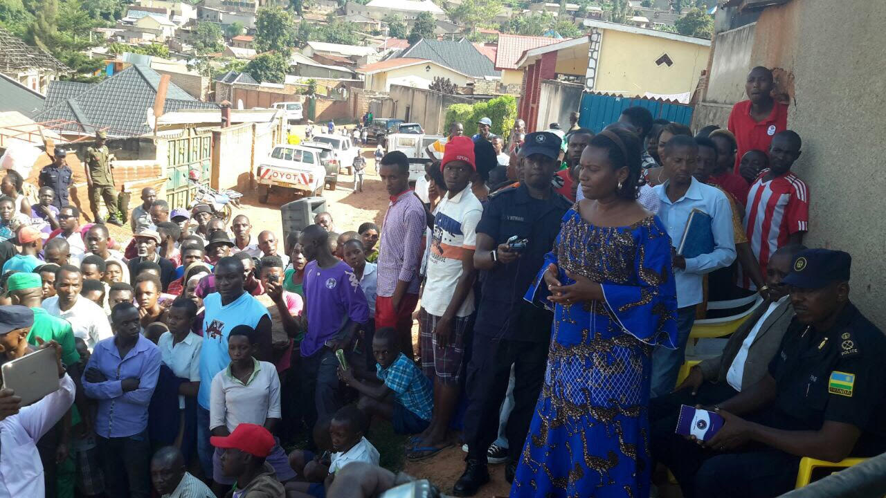 Kayisime Nzaramba, umuyobozi w'Akarere ka Nyarugenge aganira n'abaturage.