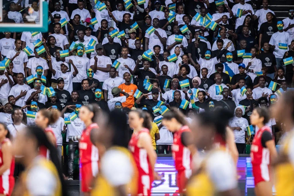 Abafana bari baje ku bwinshi